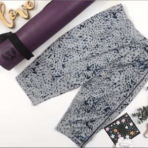 Lululemon • harem•blue patterned •loose crop pants